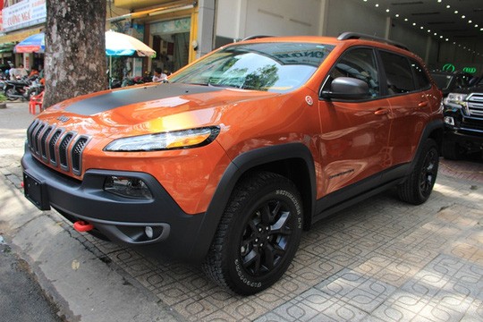 “Lính chiến” J eep Cherokee Trailhawk đời 2014 của đại gia Võng Xếp Duy Lợi từng ra mắt tại triển lãm New York International Auto Show 2013. Đây là mẫu xe đầu tiên của hãng xe Jeep, Mỹ được phát triển bởi sự hợp tác giữa Chrysler và Fiat.